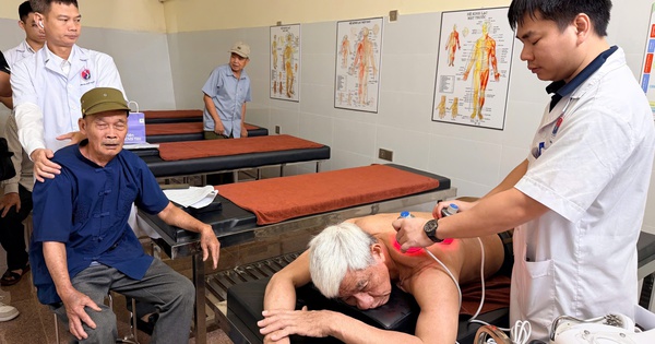 Bác sĩ tuyến trung ương về xã khám miễn phí cho người có công