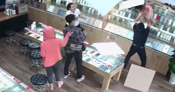VIDEO: Thót tim em bé rơi xuyên qua trần thạch cao khi tìm đồ chơi