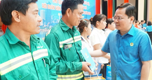 Trao 100 suất quà, hỗ trợ “Mái ấm Công đoàn” cho người lao động Đà Nẵng