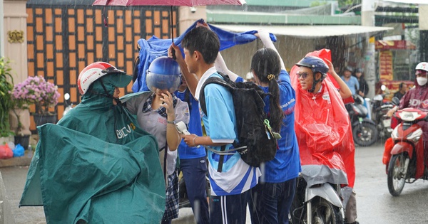 Mưa bất chợt, học sinh vẫn đội mưa tiếp sức thí sinh