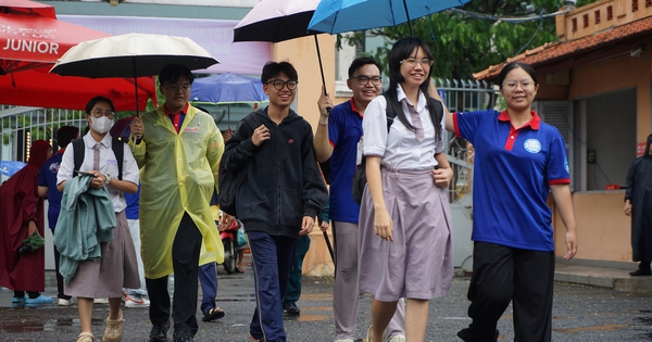 Mưa lớn trước ngày thi, sĩ tử TPHCM thấp thỏm nỗi 