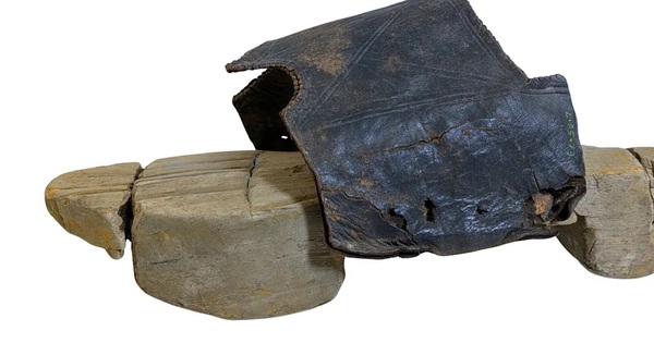 Phát hiện đôi dép nhà tắm cổ nhất thế giới trong "