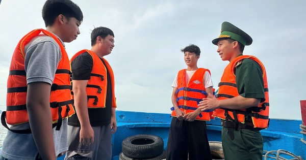 Chuyến đò đặc biệt đưa 30 sĩ tử "vượt sóng" đi thi tốt nghiệp THPT