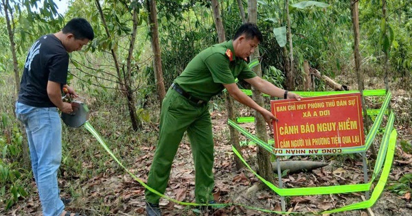 Chạm mặt "vật thể lạ" trong rẫy, người dân lập tức trình báo
