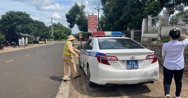 CSGT Gia Lai dùng xe chuyên dụng hỗ trợ nữ sinh quên giấy bá