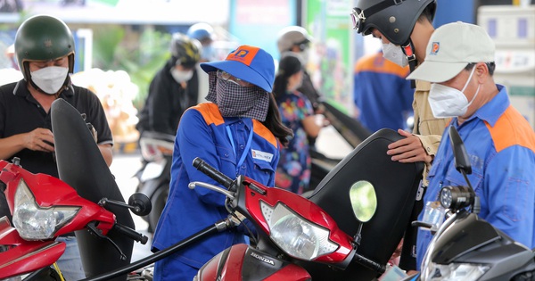 Giá xăng dầu đồng loạt giảm, dầu diesel rẻ hơn gần