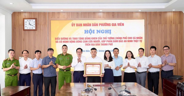 Thủ tướng tặng Bằng khen cho thanh niên dùng bình cứu hoả ng