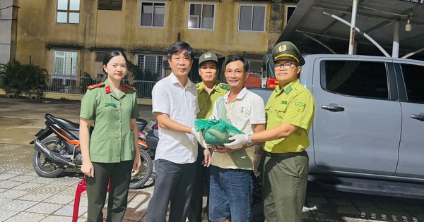 Nhặt được túi chứa con vật "lạ", người đàn ông mang đến phườ