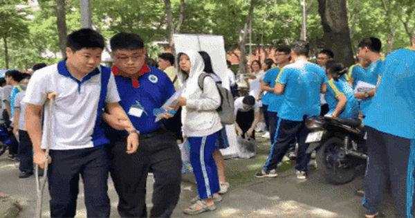 VIDEO: Những thí sinh “đặc biệt” trong kỳ thi THPT tại TPHCM