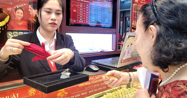 Chuyên gia lý giải vì sao giá vàng "ngủ dậy" giảm hàng triệu