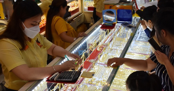 Giá vàng hôm nay, 12-6: Bất ngờ đảo chiều tăng vọt