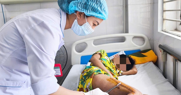 Sốt cao, đau chân, bé trai 11 tuổi suýt tàn phế vì tụ cầu và