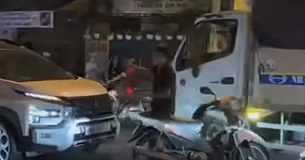 Người đàn ông gây hỗn loạn 1 tuyến đường ở TPHCM do "buồn ch