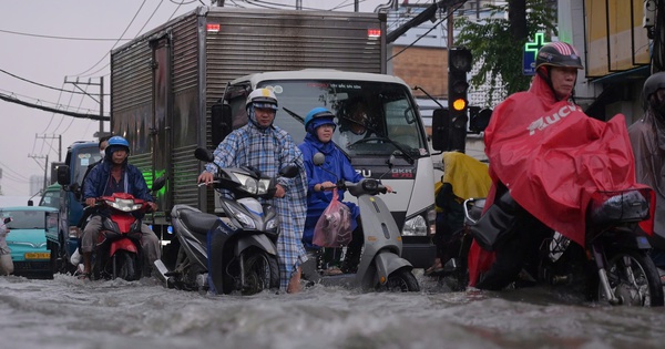 Lời khuyên của Công an TPHCM trong mùa mưa