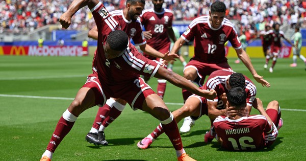 Qatar có điểm lịch sử, Thụy Sĩ đánh rơi chiến thắng phút bù giờ