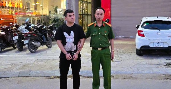 Tài xế taxi đánh tới tấp shipper trên phố