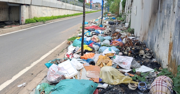 Rác thải tràn lan bên cầu Nam Lý