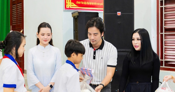 CEO, nghệ sĩ Kristine Thảo Lâm cùng các nghệ sĩ trao quà cho bà con nghèo Vĩnh Long