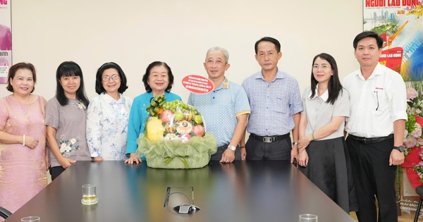 Nguyên Phó Chủ tịch nước Trương Mỹ Hoa thăm Báo Người Lao Động nhân Ngày 21-6
