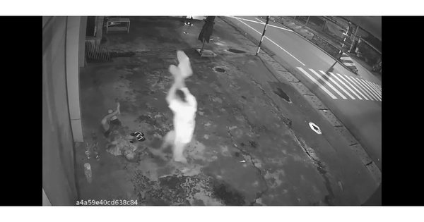 Cụ ông bán vé số dạo bị kẻ cướp đánh đập dã man