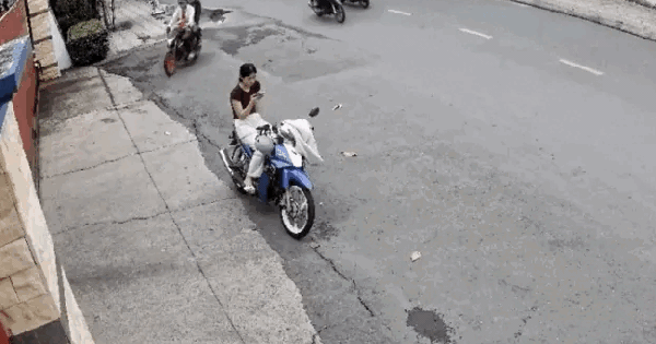 Camera ghi cảnh cướp giật táo tợn, công an nhanh chóng bắt 2 nghi phạm