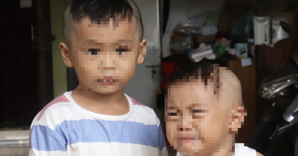 Hai trẻ nhỏ ướt đẫm trong mưa vì bị bỏ rơi trước cổng chùa