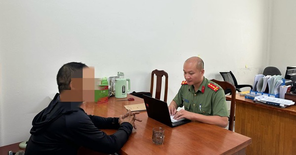 Công an làm việc với người đàn ông vì tương tác với trang Thoibao.de