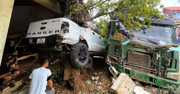 Xe tải mất lái tông trúng ô tô đậu bên đường, bật gốc cây lộc vừng