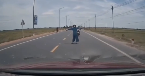 VIDEO: Hành động khó hiểu của một người phụ nữ ở Quảng Trị gây xôn xao