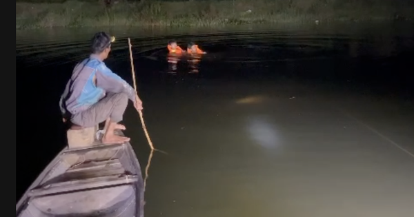 Tìm thấy thi thể 2 mẹ con dưới sông sau nhà
