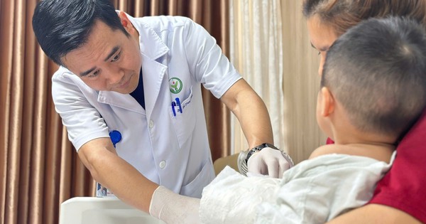 Nối lại bàn tay gần đứt rời cho bé trai bị tai nạn máy dập