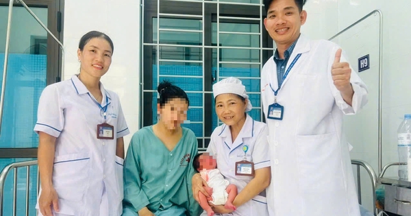 Cứu sản phụ bị băng huyết sau khi sinh con trên xe khách