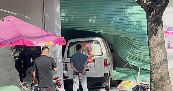 Vụ xe van tông cửa cuốn siêu thị mini ở TPHCM: Không có thiệt hại nghiêm trọng
