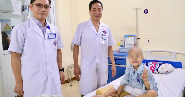 Cứu đôi chân bé 6 tuổi mắc ung thư xương bằng khớp nhân tạo đặc biệt