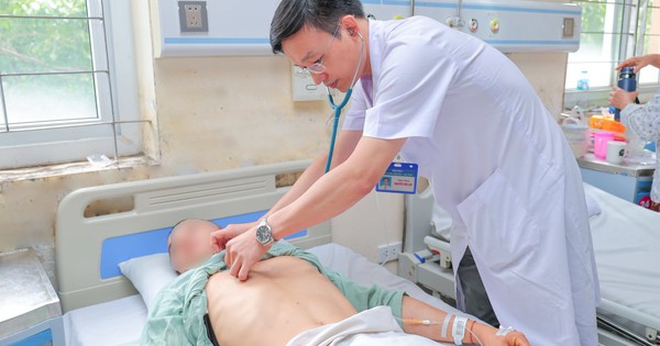 Nam thanh niên nhập viện sau nhiều giờ làm việc dưới nắng nóng