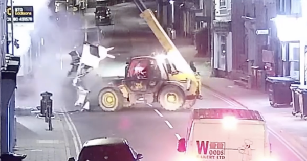 VIDEO: Lái xe nâng giật sập mặt tiền, bứng gọn máy ATM của ngân hàng tại Anh
