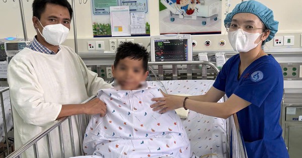 Hơn 10 giờ giành giật sự sống cứu bé trai bị ô tô cán qua người