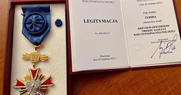 Ba Lan tước bỏ huân chương Đại bàng trắng từng trao cho tổng thống Ukraine
