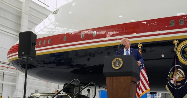 Tổng thống Donald Trump ra mắt chiếc Air Force One mới