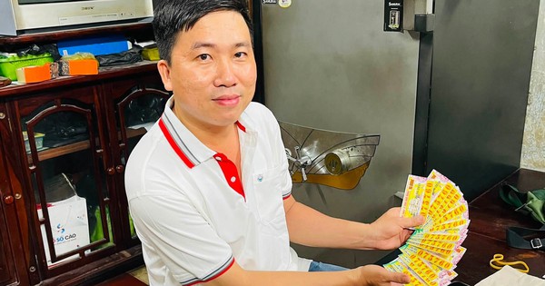 CLIP: Đại lý đổi thưởng xuyên đêm cho khách trúng xổ số miền Nam