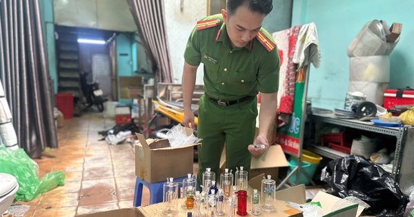 Công an TPHCM bắt 12 người sau khi kiểm tra một căn nhà