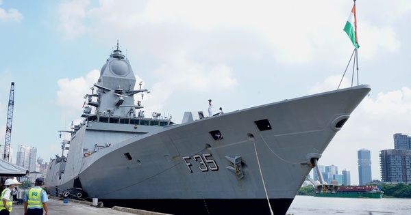 Tàu hộ vệ tàng hình và tàu săn ngầm Ấn Độ đến TPHCM