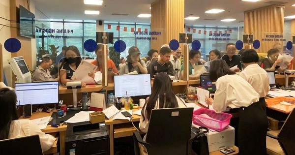 Nữ cán bộ "nhất quyết" yêu cầu cụ 97 tuổi đến phường làm thủ tục