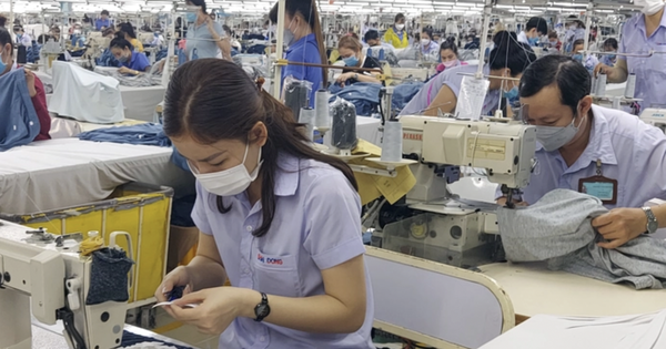 NÓNG: Công đoàn đề xuất 2 phương án tăng lương tối thiểu vùng từ ngày 1-7-2027