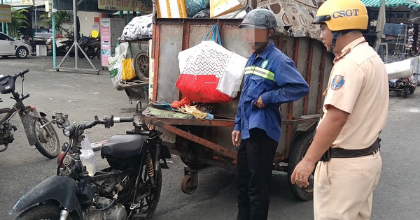 Nhiều xe máy kéo theo thùng chở rác bị CSGT TPHCM xử lý
