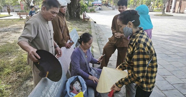 Phát hiện bé trai sơ sinh cùng lá thư của mẹ trước cổng chùa Hoằng Phúc