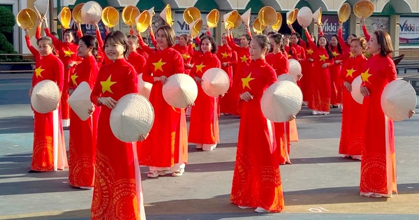 Đồng diễn dân vũ thể thao chào mừng 50 năm thành phố mang tên Bác