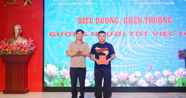Khen thưởng thanh niên dũng cảm khống chế đối tượng dùng dao tấn công phụ nữ