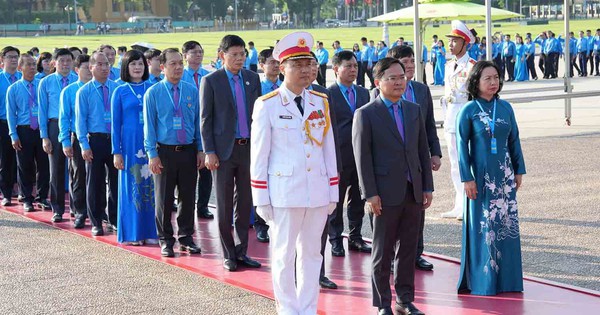 Đoàn đại biểu dự Đại hội XIV Công đoàn Việt Nam vào Lăng viếng Chủ tịch Hồ Chí Minh