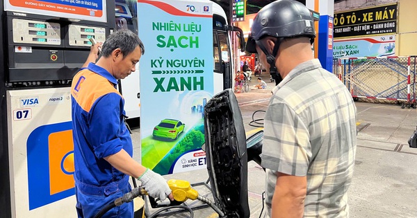 Giá xăng giảm mạnh gần 1.500 đồng/lít